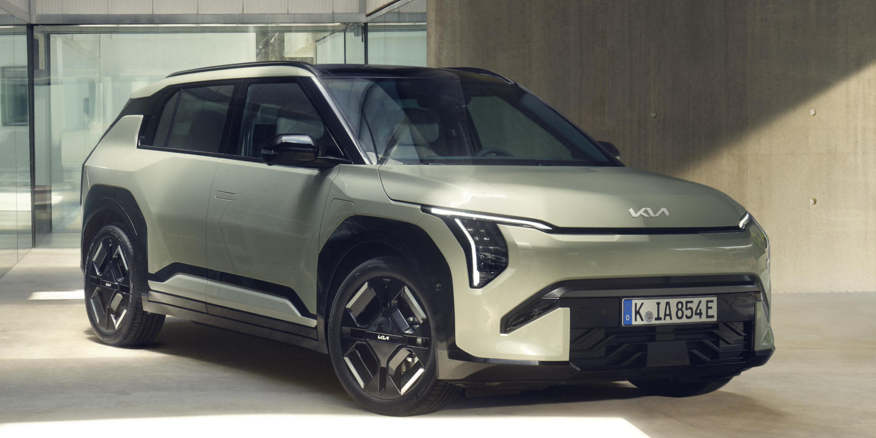 Kia EV3: Elektro-SUV steht mit Front nach rechts ausgerichtet.