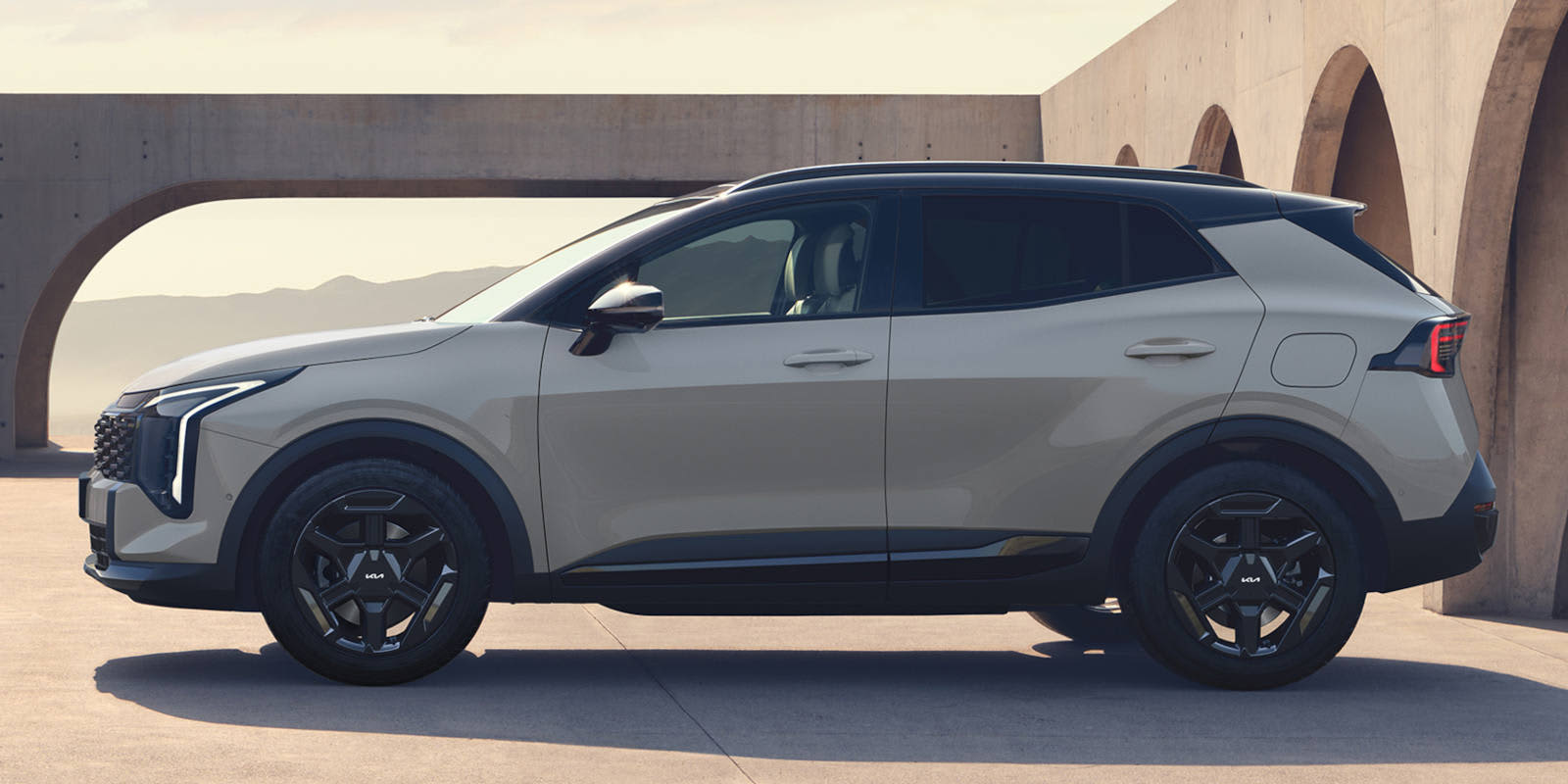 Hellgrauer Kia Sportage in der Black Edition mit schwarzen Dach-Elementen