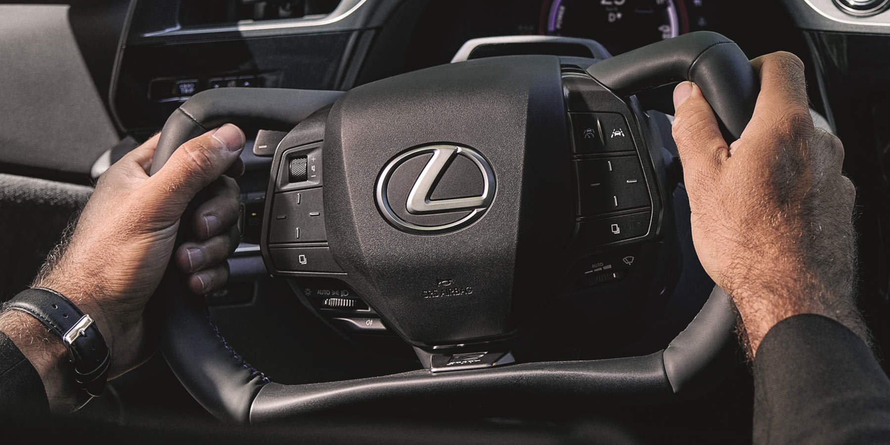 Lenkrad des Lexus RZ in Nahaufnahme