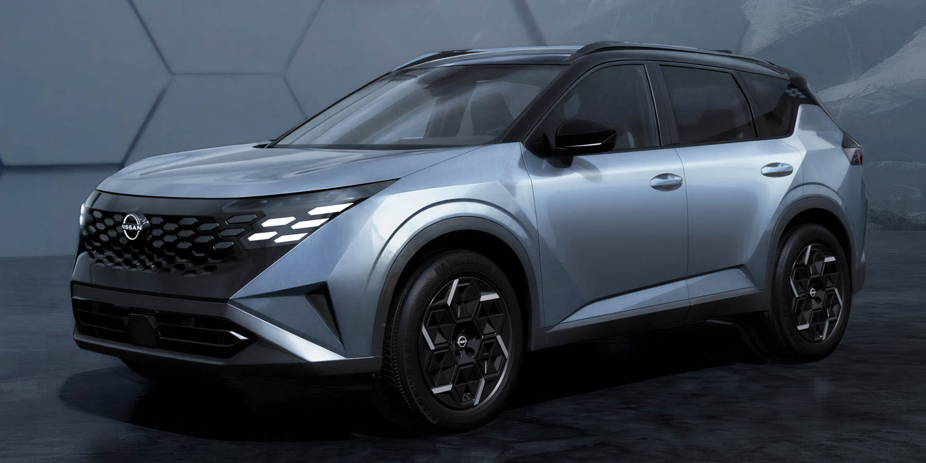 Nissan X-Trail in Silber-Grau steht schräg mit Front nach links gerichtet