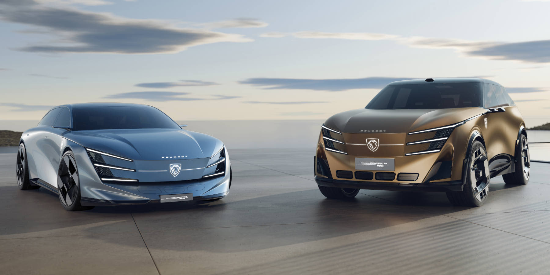 Zwei futuristische Peugeot-Konzeptautos bei der Peking Autoshow 2026: Ein flacher, blauer Sportwagen und ein robuster, goldener SUV. Beide zeigen markante Lichtsignaturen und das moderne Löwen-Logo vor weitläufiger Küstenkulisse.