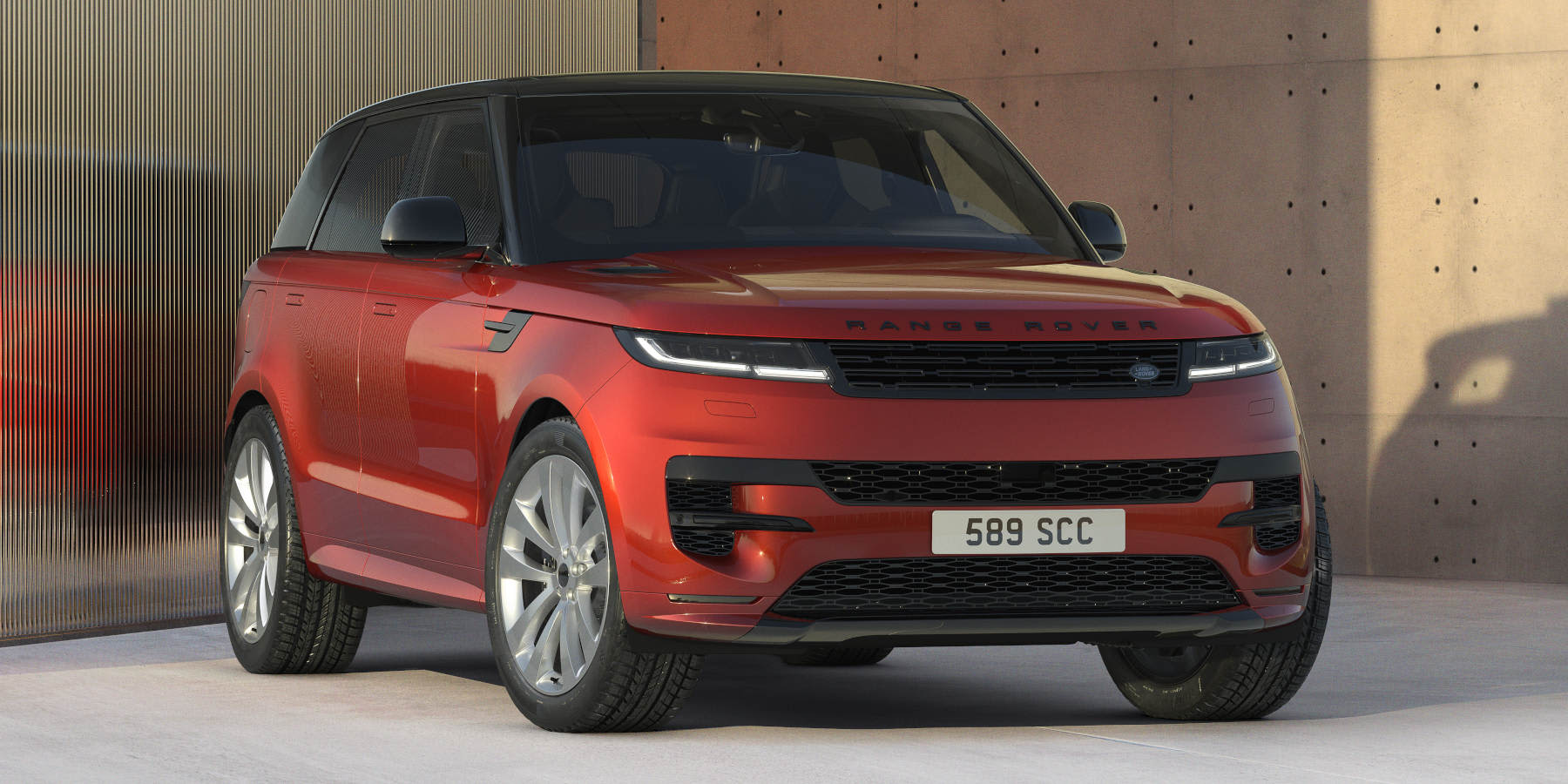 Range Rover Sport Twenty-Edition: Oranges SUV steht schräg in der Frontansicht