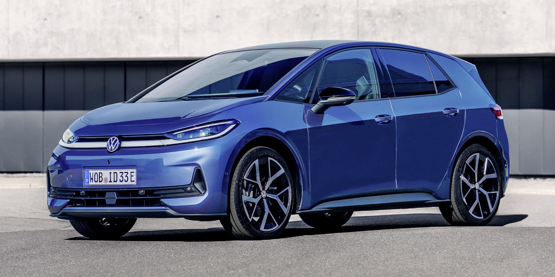 Neuer VW ID.3 Neo in blau. Seitlicher Blick auf Frontpartie.