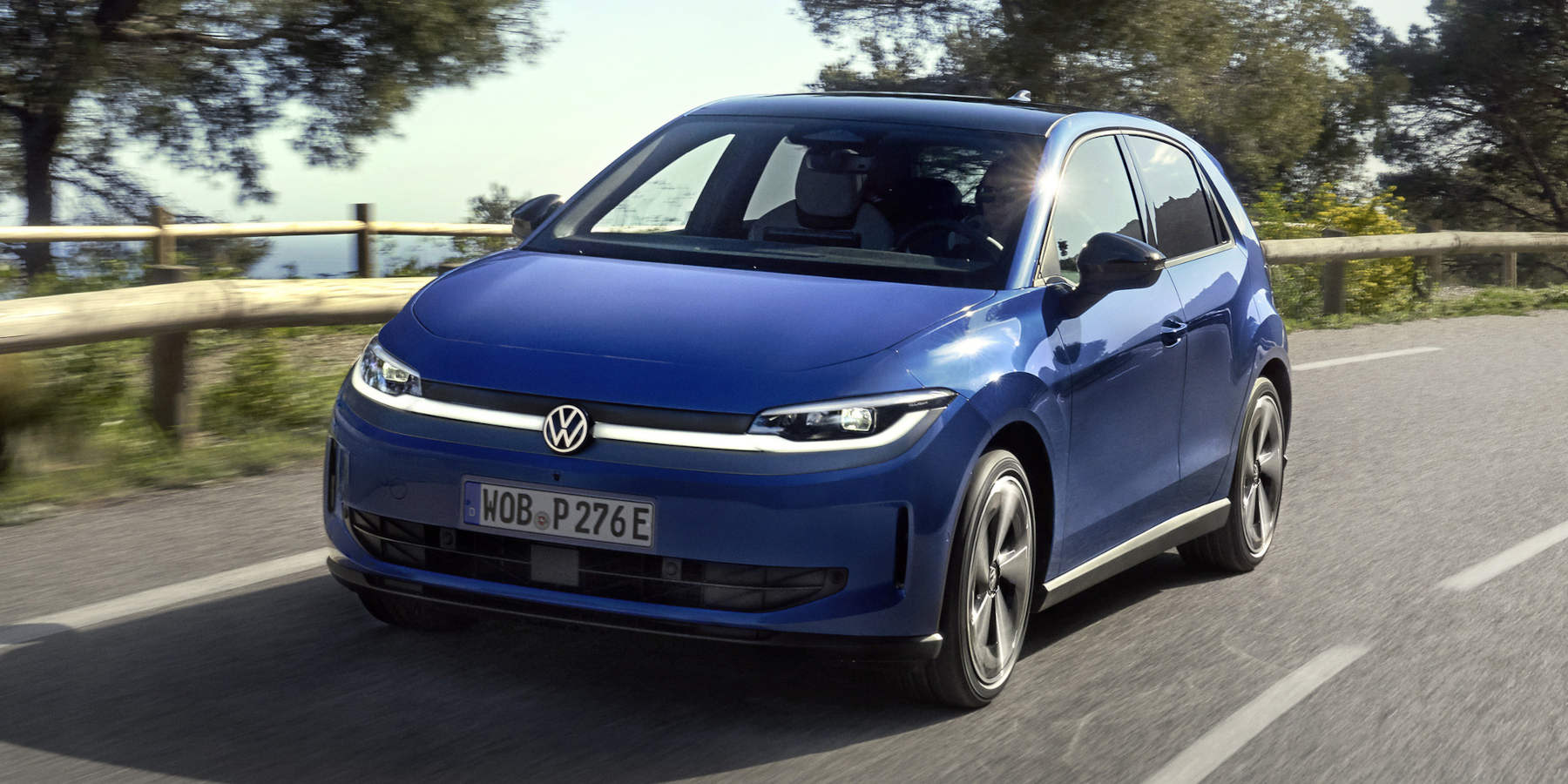 Blauer VW ID. Polo Frontansicht: Unterwegs auf einer Straße