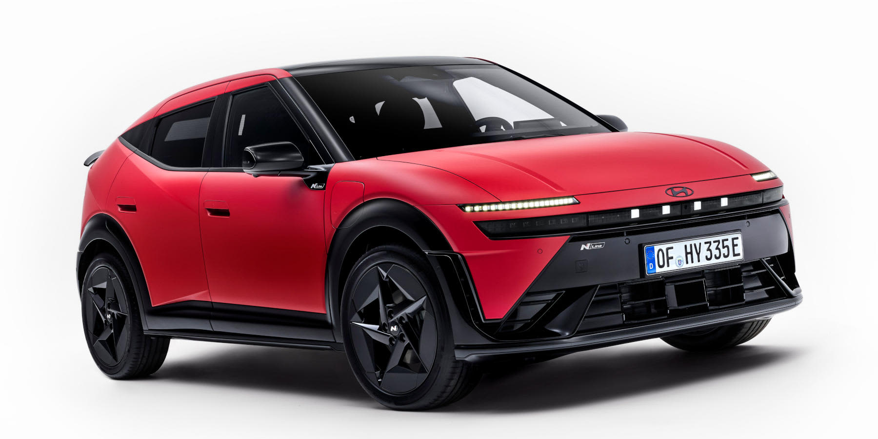 Roter Hyundai Ioniq 3 aufweißem Hintergrund