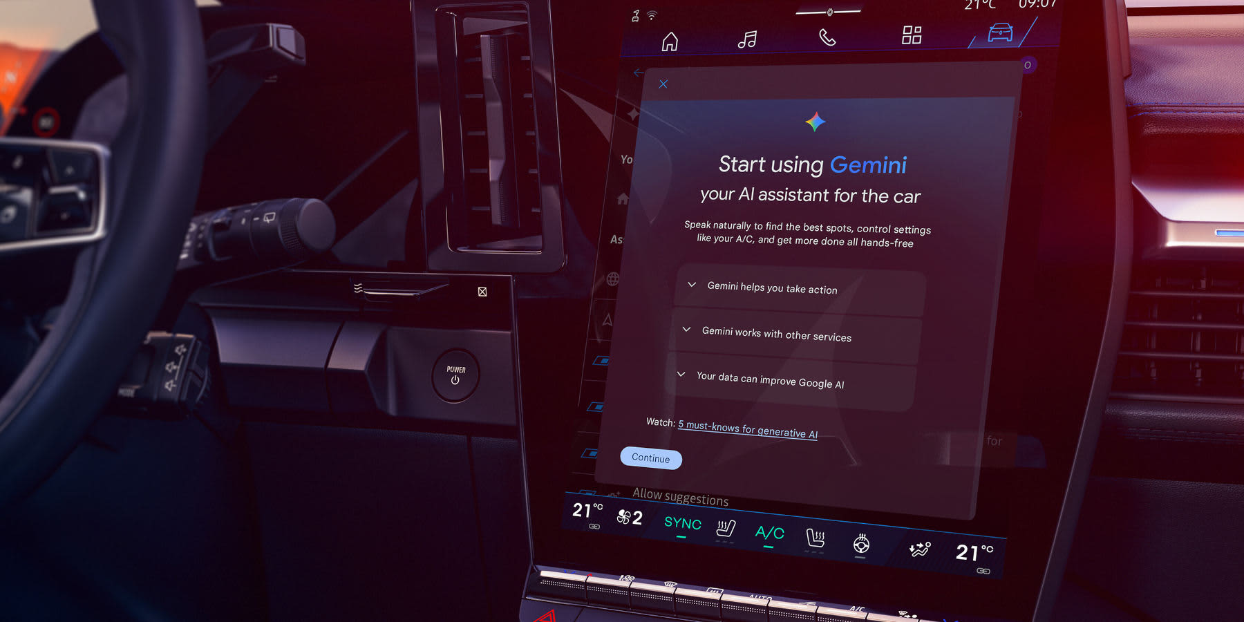 Blick auf den großen, vertikalen Infotainment-Bildschirm im Cockpit eines Fahrzeugs. Auf dem Display wird ein Einrichtungsfenster für den KI-Assistenten „Google Gemini“ mit der Aufschrift „Start using Gemini your AI assistant for the car“ angezeigt.