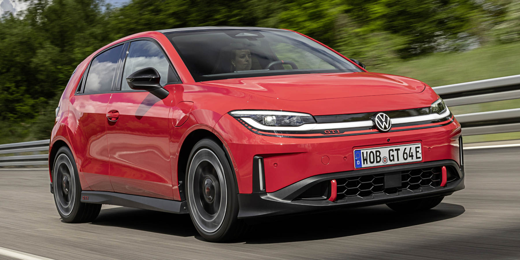 Ein roter VW ID. Polo GTI in dynamischer Fahrt. Die Elektro-Studie kombiniert klassische GTI-Elemente mit modernem Lichtdesign, sportlichen Felgen und einer markanten Frontpartie.