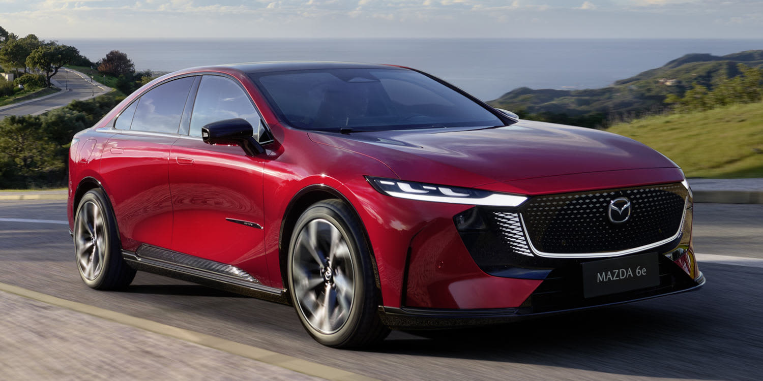 Roter Mazda6e Frontansicht auf einer Straße (KI-generiert)