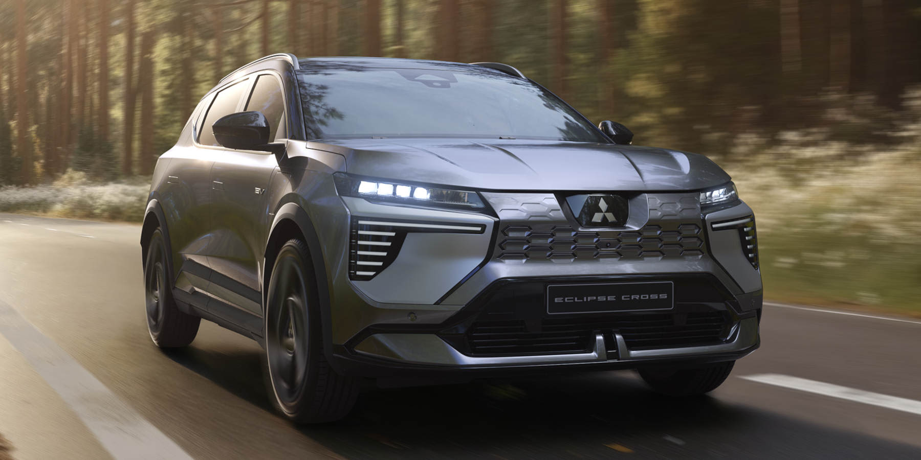 Ein silberner Mitsubishi Eclipse Cross SUV fährt dynamisch auf einer Waldstraße. Auffällig ist die moderne Front mit schmalen LED-Lichtern. (KI-generiert)