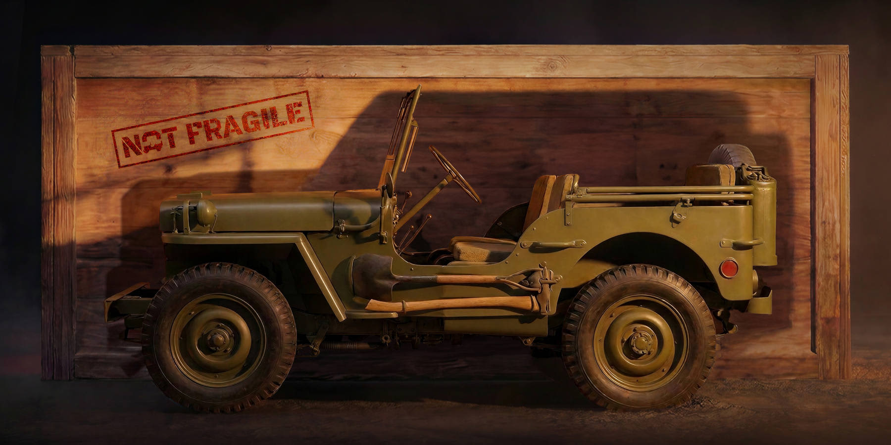 Ein olivengrüner Militär-Jeep steht seitlich vor einer Holzkiste mit dem Aufdruck „NOT FRAGILE“. Auffällig sind Schaufel und Axt an der Fahrzeugseite.