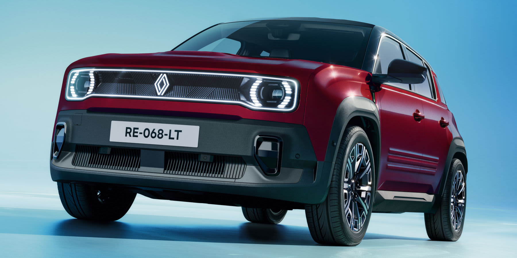 Ein roter Renault 4 E-Tech steht vor blauem Studiohintergrund. Der beleuchtete Frontrahmen mit LED-Lichtern unterstreicht den modernen Retro-Look.   