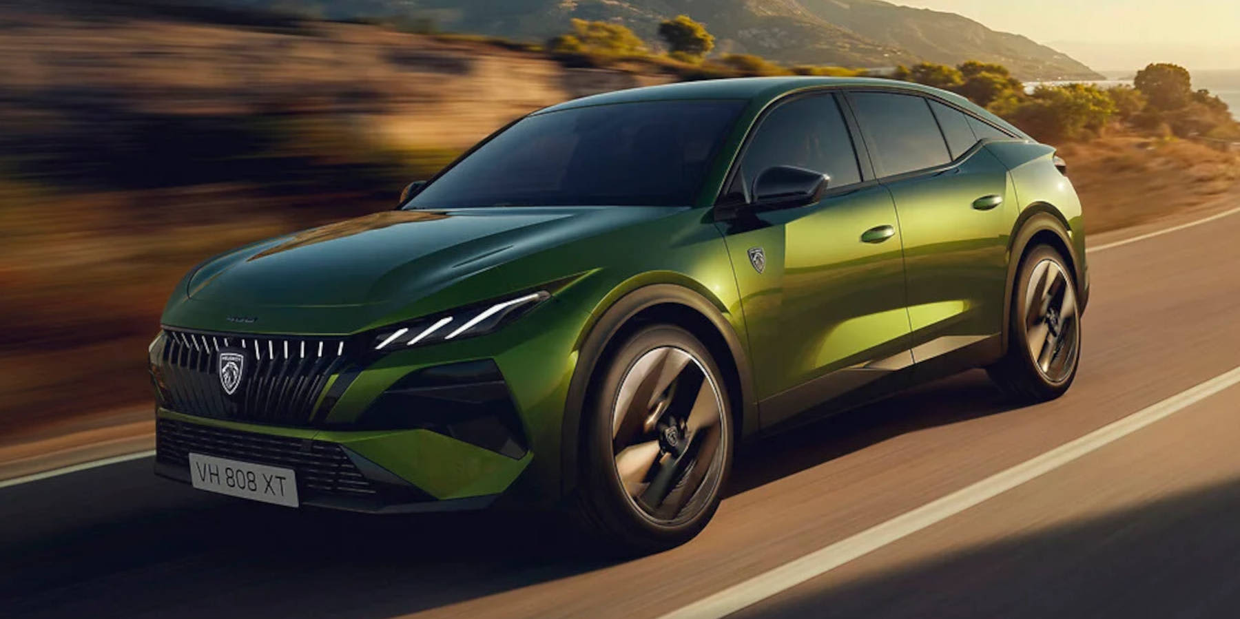 Peugeot 408 in Fahrt auf einer Straße