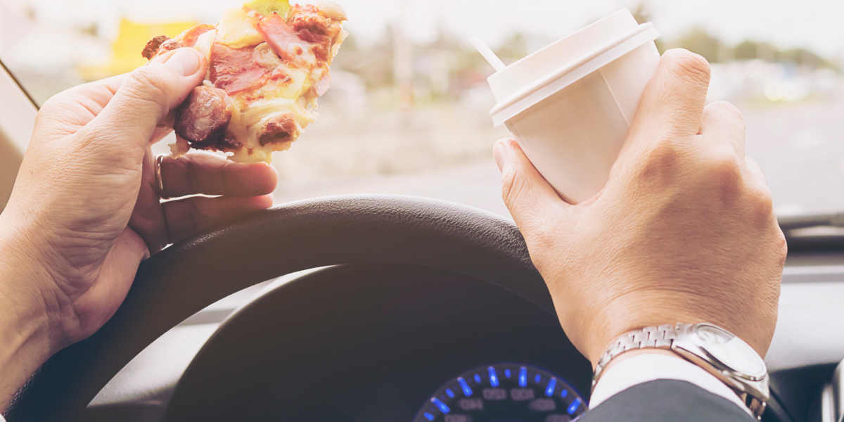 Essen und Trinken im Auto