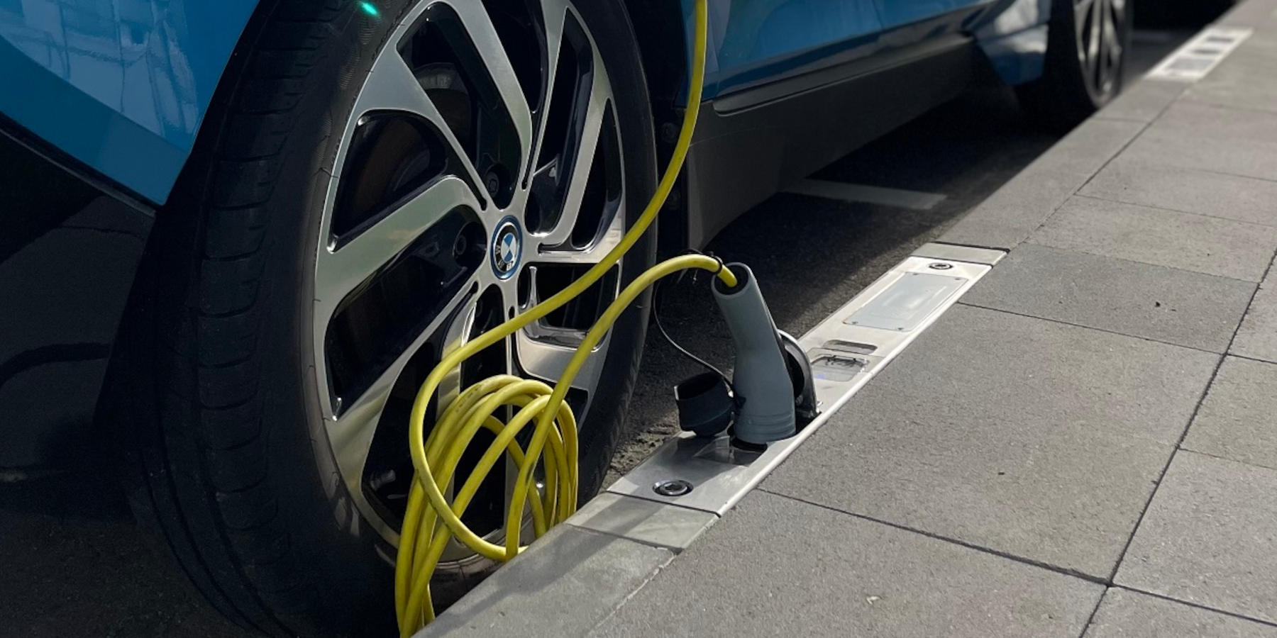 News | Ladebordsteine: Strom aus der Straße geht in Serienproduktion