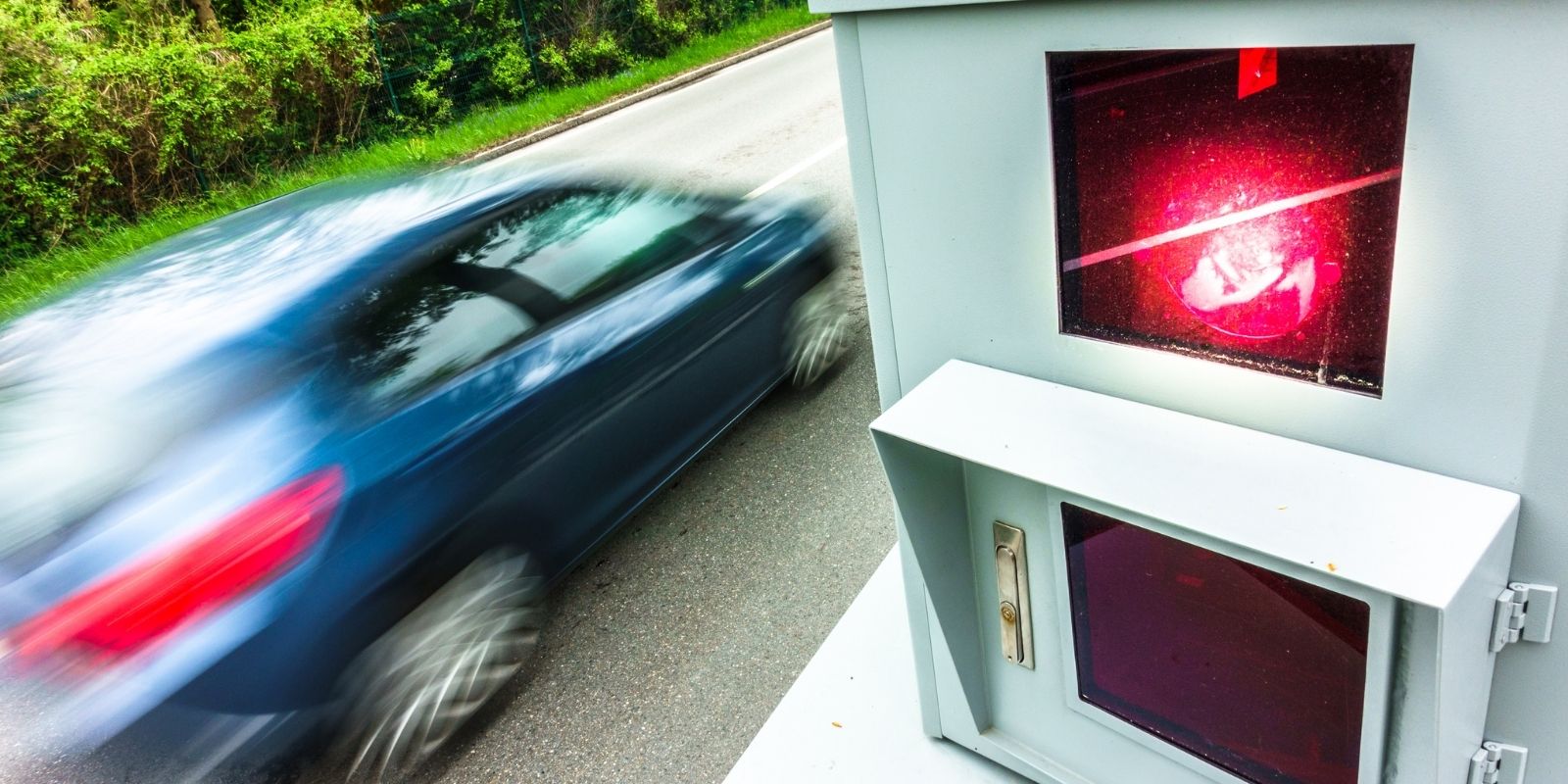 Blitzer Auto in Fahrt geblitzt