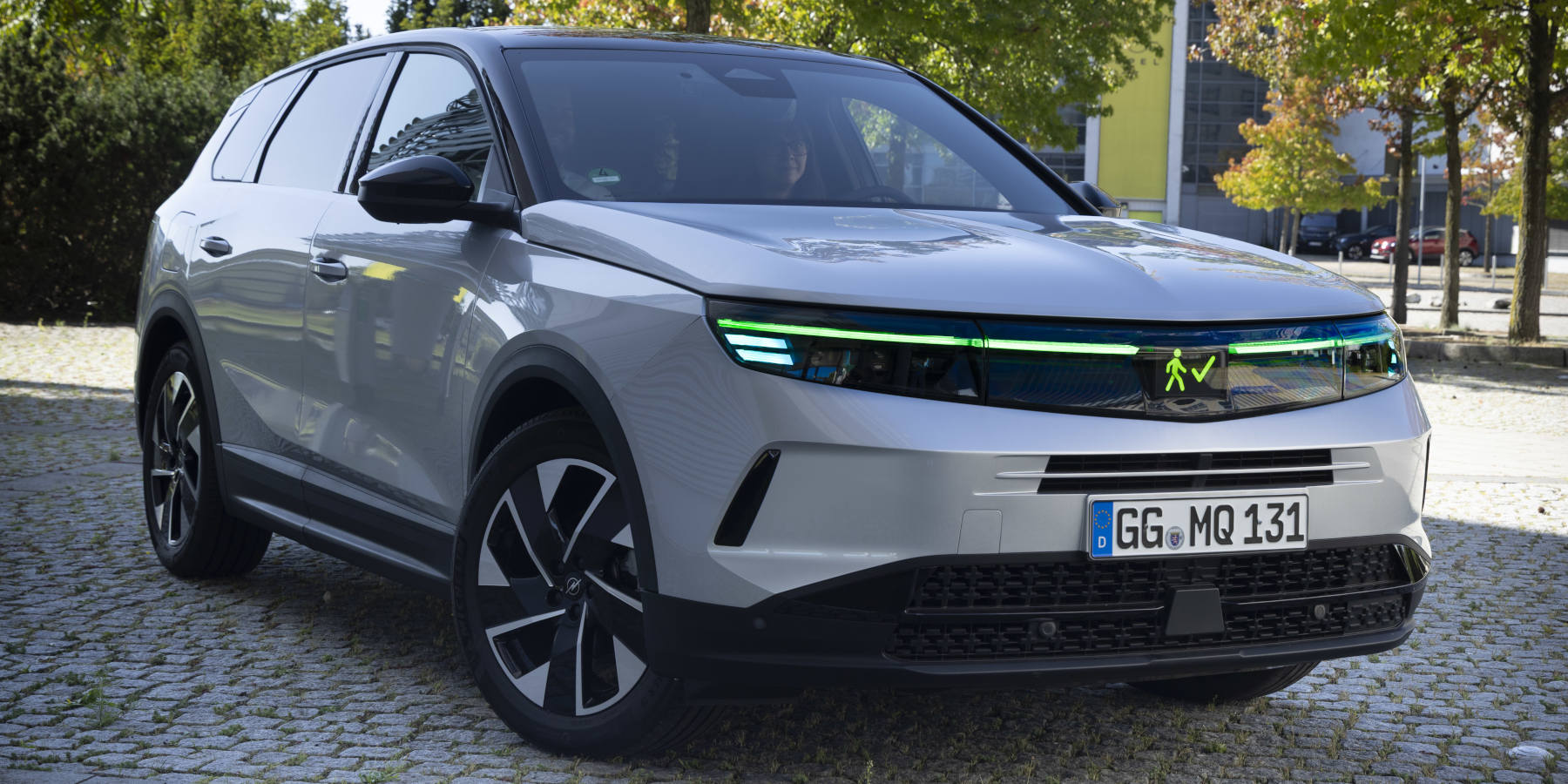 News | Kommunikation per Scheinwerfer: Opel testet KI-Lichtsystem im Grandland