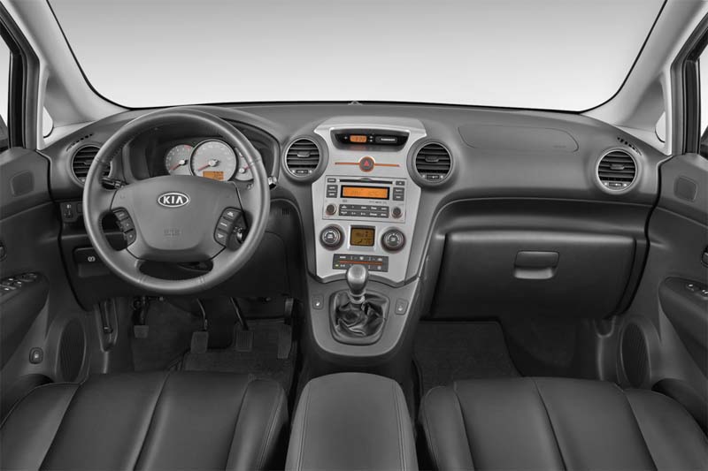  kia-carens-2010-innen-cockpit 