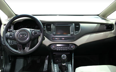 kia-carens-2013-innen-cockpit